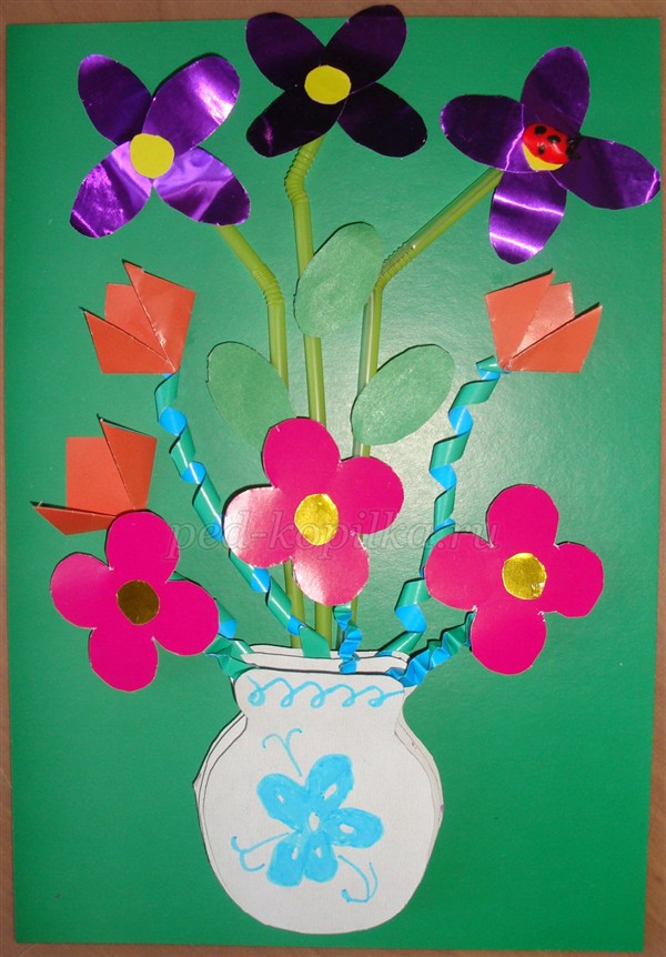 Ваза с цветами из бумаги в детском саду