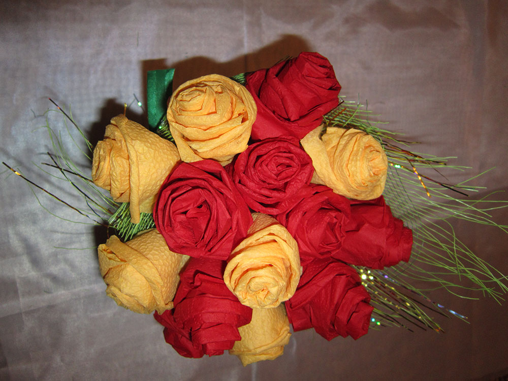 Цветы из бумажных салфеток розы