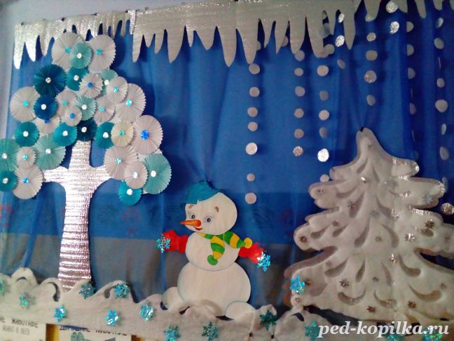 Красивое новогоднее оформление зала в детском саду