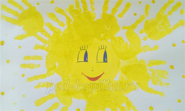 Солнышко пальчиками. Рисование ладошками солнышко. Солнце ладошками рисование. Солнышко рисование пальчиками. Солнышко из ладошек рисование.