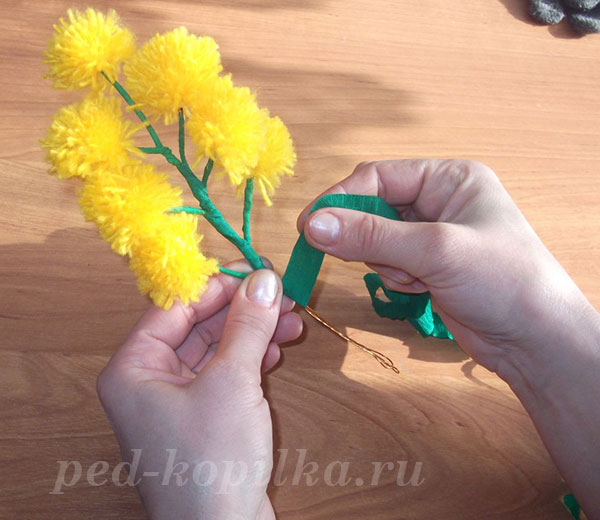 Мимоза из гофрированной бумаги. Весенние цветы // How to make paper mimosa