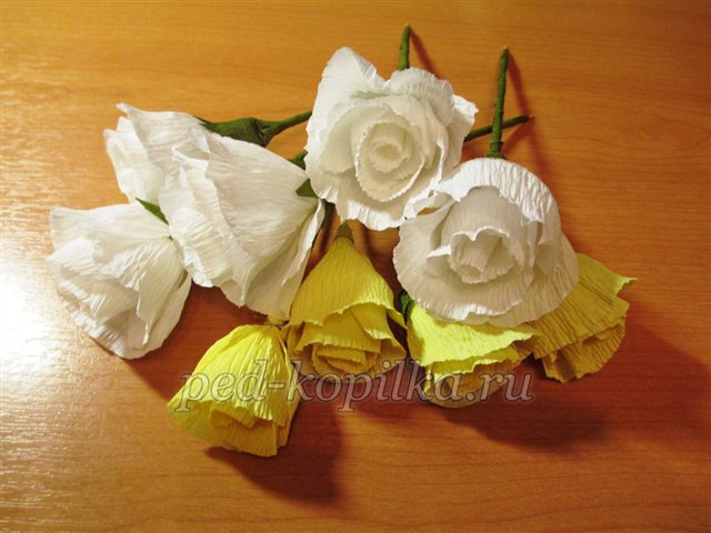Легкие цветы из гофрированной бумаги (132 фото + мастер-класс) своими руками