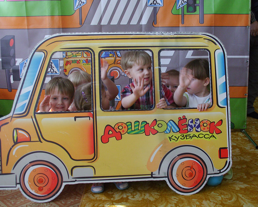 Включи автобус дети. Автобус для детского сада. Автобус для детей в детском саду. Ширма автобус в детском саду. Автобус из картона для детей.