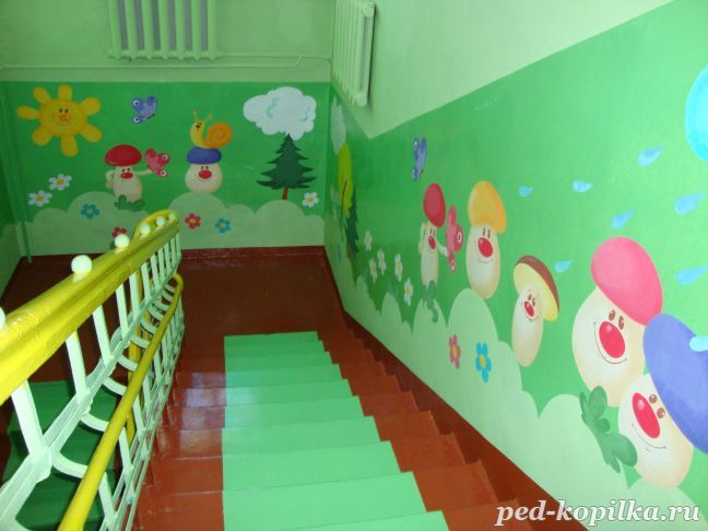 Оформление лестницы в детском саду