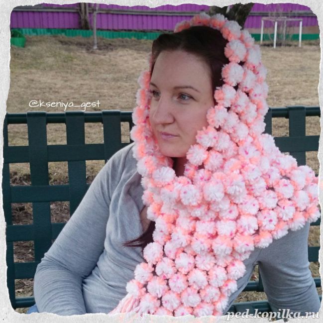 Как с легкостью сделать шарф из помпонов