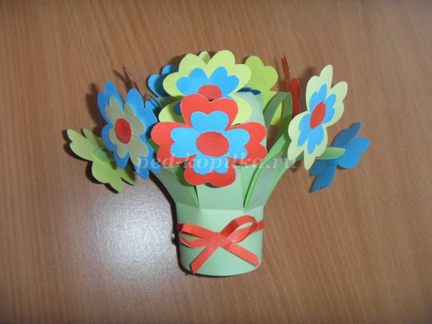 Букет цветов из цветной бумаги руками детей. Мастер-класс