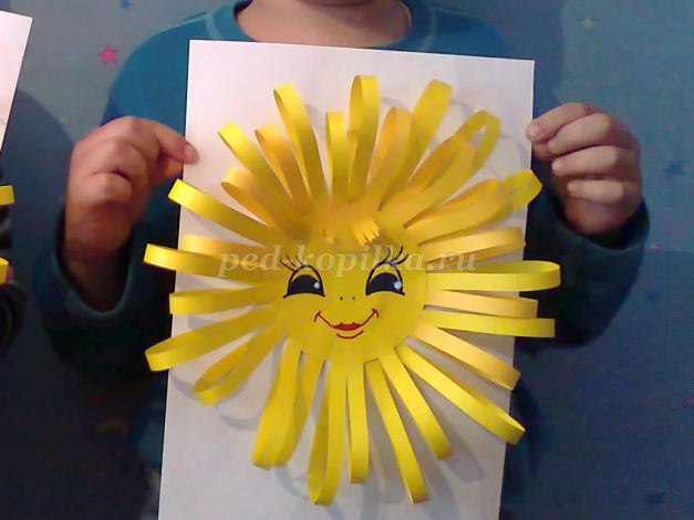 Солнышко улыбнись старшая группа. Поделка солнышко из бумаги. Поделка солнце из бумаги. Солнышко поделка для детей. Поделка солнышко своими руками.