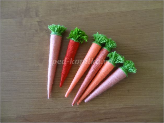 Как клеить морковь на бумагу. Как сделать морковку из ниток. Как сделать морковку из бумаги. Сшить морковку своими руками. Как сделать морковку из полотенца.