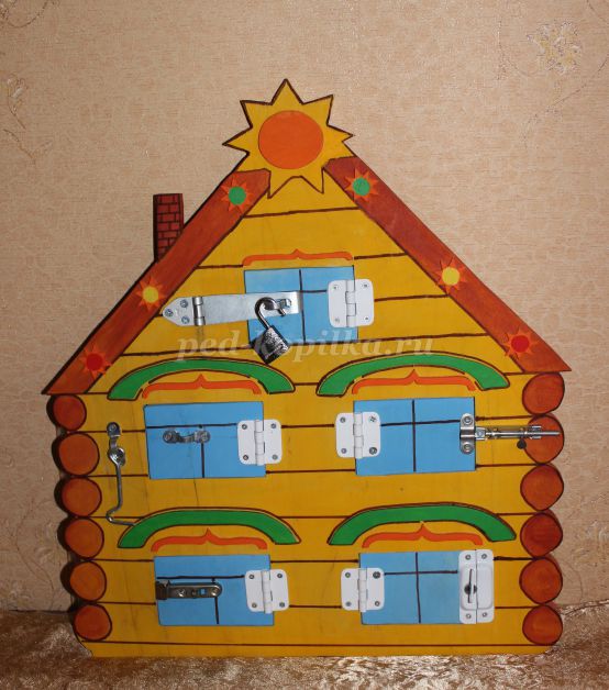 Вторая младшая группа теремок. Плоскостной домик для детского сада. Старшая группа Теремок. Домик с окошками для детей. Домики с геометрическими окошками.