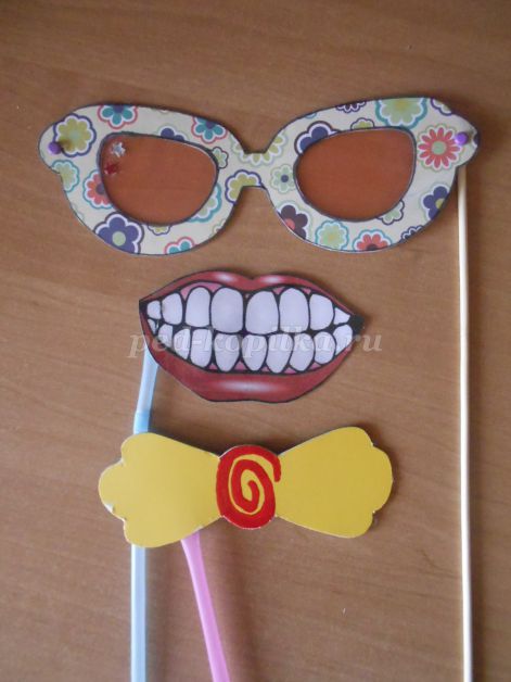 Смешные маски на 1 апреля. 1 Апреля маски на палочке для детей. Маска на 1 апреля своими руками. Смешные маски своими руками из бумаги. Маски на день смеха своими руками.