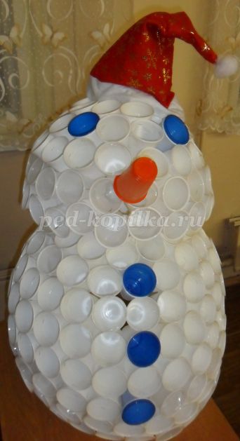 Снеговик из пластиковых стаканчиков своими руками