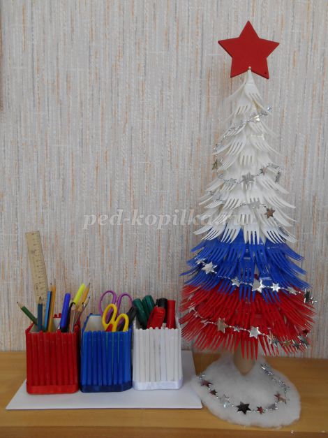 Новогодняя елка из пластиковых ложек своими руками