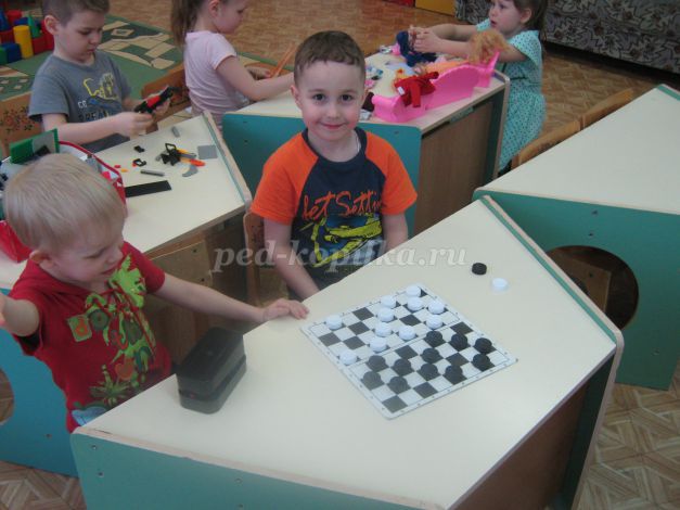 Чем полезна игра в шашки для детей