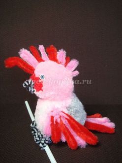 Мастер-класс «Декоративная игрушка из помпонов - розовый какаду»
