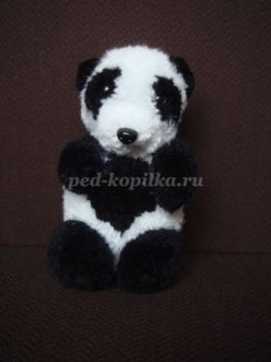 Мастер-класс «Декоративная игрушка из помпонов - медвежонок большой панды»