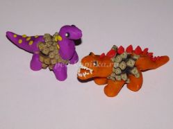 Динозавры из пластилина и шишек. Мастер-класс для детей 6-8 лет