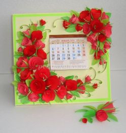 Размышления о любви. Подарок - настольный календарь, украшенный розами из бумаги. Мастер-класс с пошаговым фото