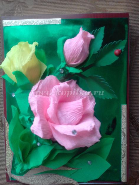 Поздравительная открытка с цветами из гофрированной бумаги и конфет.Мастер-класс с пошаговыми фото