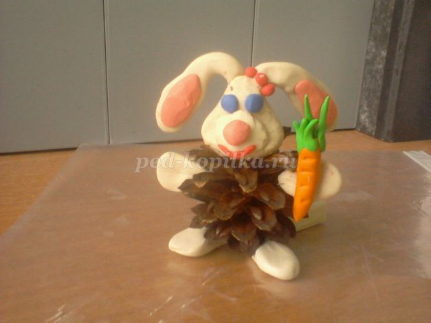 Заяц из шишки Как сделать зайца из шишки и пластилина