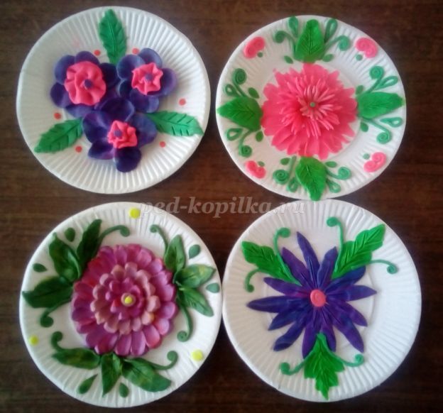 Аппликация Цветы из пластилина на бумажной тарелке для детей. Пошаговыймастер-класс с фото