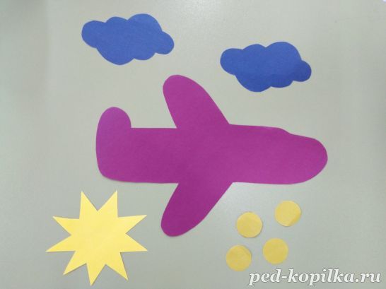 Рисование самолет летит сквозь облака средняя группа. Рисование. «Самолёты летят сквозь облака» (т.с. Комарова с. 80).. Аппликация летающие самолеты средняя группа. Рисование самолета в младшей группе. Самолеты летят сквозь облака рисование в средней группе.